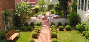 ارشادات تنسيق الحدائق المنزلية للمساحات المتوسطة والصغيرة