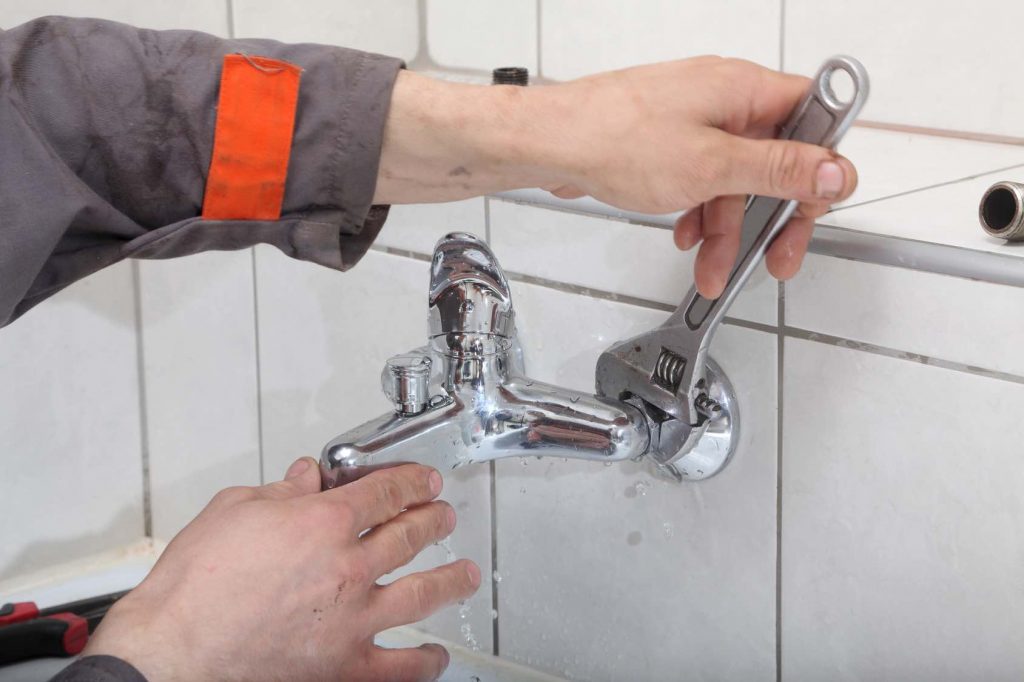 كيفية إصلاح صنبور الحمام لمنع تسربات المياه