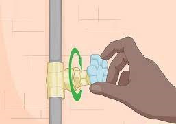طريقة إصلاح تسرب المواسير عادة ما تحدث التسريبات في خطوط المياه الباردة في المفاصل أو الوصلات القريبة من التركيبات مثل الأحواض أو المراحيض.